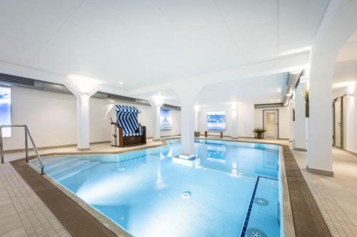 uma grande piscina num quarto de hotel em Inselresidenz Strandburg - Ferienwohnung 106 em Juist