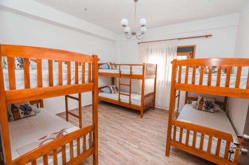 מיטה או מיטות קומותיים בחדר ב-NANA