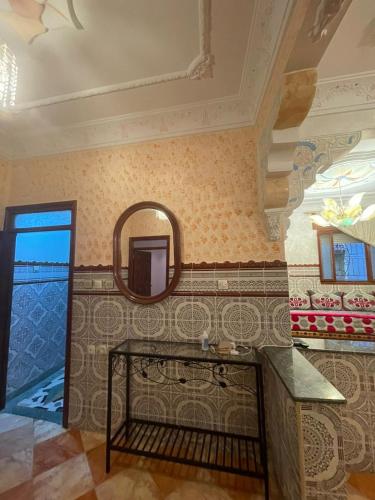 W łazience znajduje się lustro i umywalka. w obiekcie Apartamento cerca del aeropuerto y entrada de la ciudad w mieście Tanger