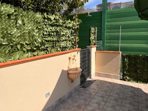 a wall with a bunch of bananas on it at L’Angolo degli Etruschi in Salerno
