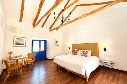 a bedroom with a bed and a table at Quinta San Blas by Ananay Hotels in Cusco