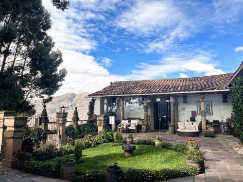 uma casa com um jardim em frente em Palacio Manco Capac by Ananay Hotels em Cusco
