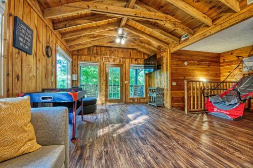 セバービルにあるTranquil Cabinのリビングルーム(ビリヤード台付)