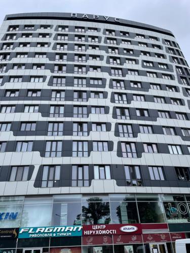 リヴィウにあるChornovola Apartment Липинського 28の窓が多い高層ビル