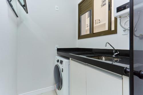 Kuchyň nebo kuchyňský kout v ubytování 1108 -Lindo e completo apto com piscina na Praia de Bombas