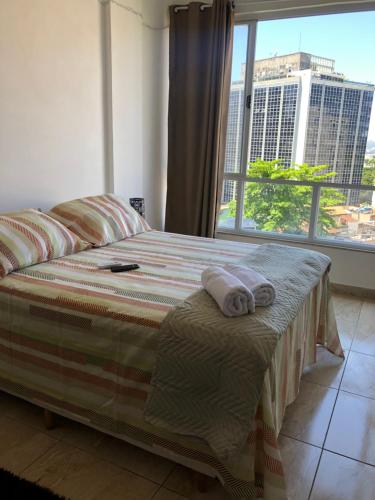 una camera con un letto e una grande finestra di Lapa a Rio de Janeiro