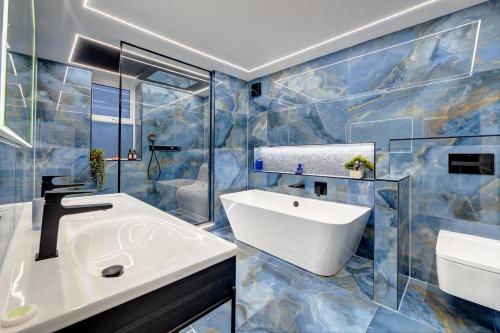 Koupelna v ubytování Swish Luxury Holiday Apartments