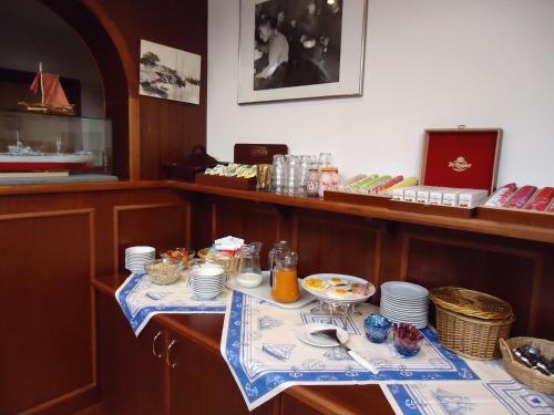 einen Tisch mit Teller mit Speisen darüber in der Unterkunft Claes Compaen in Midsland