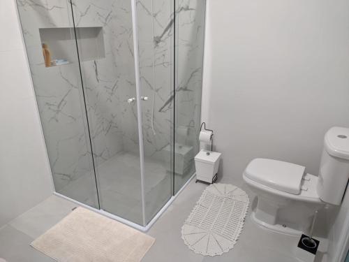 La salle de bains est pourvue d'une douche et de toilettes. dans l'établissement Blumen Espaço "piscina privativa', à Blumenau