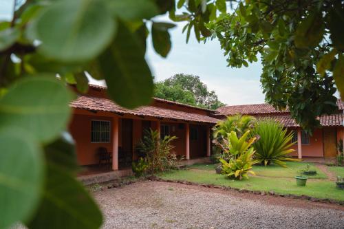 una casa con un jardín delante de ella en Pousada Capim Dourado Ponte Alta en Ponte Alta do Tocantins