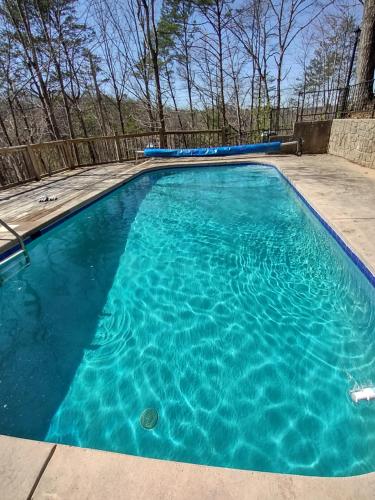 セバービルにあるTranquil Cabinの庭の青い水のスイミングプール