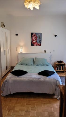 une chambre avec un grand lit dans une pièce dans l'établissement Prince des carrés, à Saint-Malo-en-Douziois