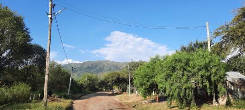 a road with trees and a mountain in the background at Casa al pie de la montaña in San Roque