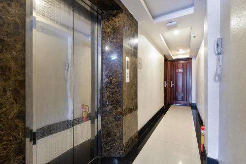 un pasillo con una puerta de cristal en un edificio en Lucky Star Hotel - Ben Thanh, en Ho Chi Minh