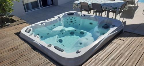 a bath tub sitting on a deck with a table at annonce erronée 