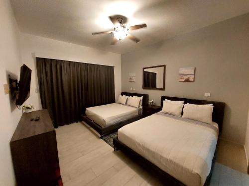Hard Rock Getaway • 2BR with Golf + Pool Viewsにあるベッド