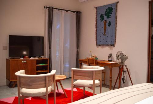 オアハカにあるCasa Antonietaのリビングルーム(テーブル、椅子、テレビ付)