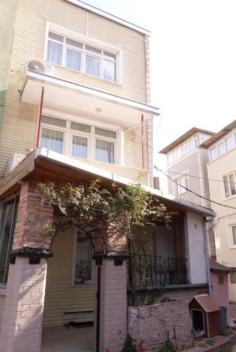 una casa con un arco delante de ella en Pera Apart, en Estambul