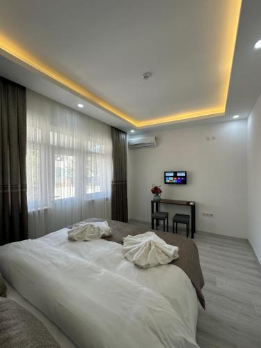 1 cama blanca grande en un dormitorio con ventana en Pera Apart, en Estambul