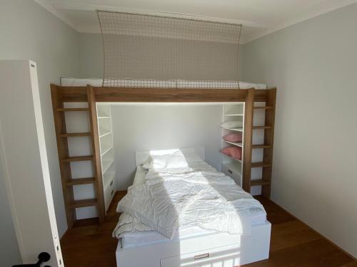 niewielka sypialnia z łóżkiem piętrowym i półkami w obiekcie Rodinný apartmán Bratrouchov w mieście Semily