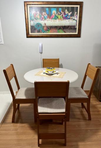 Gambar di galeri bagi Apto para CASAL com bela VISTA, cama KING, COZINHA COMPLETA, VARANDA, PISCINA, SAUNA, PORTARIA 24h e GARAGEM di Guaratinguetá