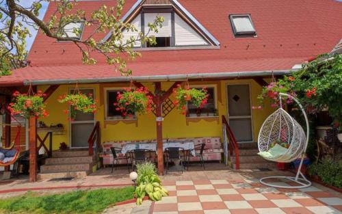 ヴェルキー・メデルにあるApartman LALIのバナナがたくさん並ぶ家