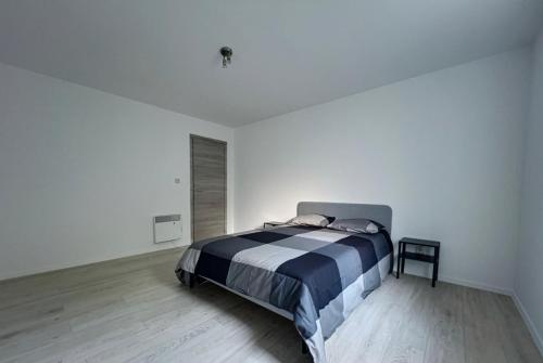 a bedroom with a bed in a white room at Gohyssart 51b 2 Bruxelles-Charleroi-airport in Charleroi