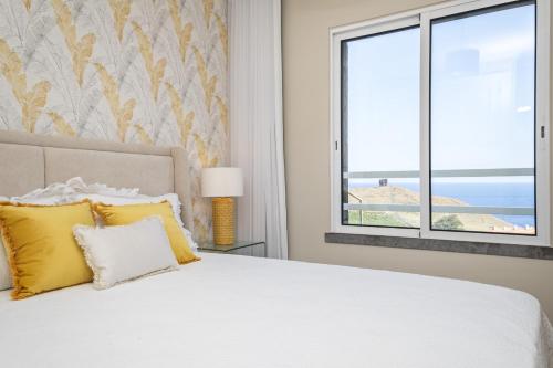 En eller flere senge i et værelse på Hideaway Apartment by Homie