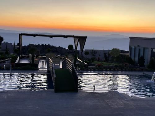 a large body of water with the sunset in the background at Kinda vip in Al Mashāriqah