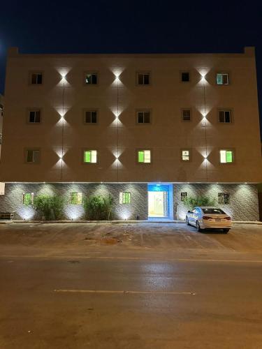 استوديو هادي بموقع مميز في الرياض: موقف سيارة امام مبنى