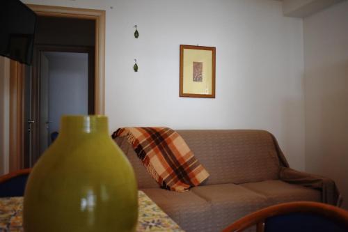 Ruang duduk di Art Village Residence