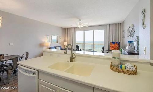 巴拿马城海滩New listing: Gulf/Beach Front Amazing Views的一个带水槽的厨房,享有海景