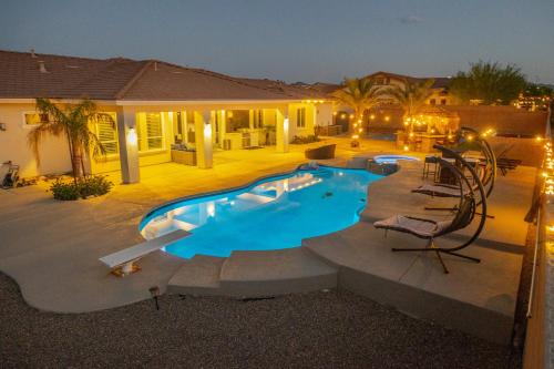 Bassein majutusasutuses 3400 SqFt House W/40Ft Heated Pool/Spa- Strip View või selle lähedal