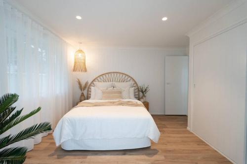 Un dormitorio blanco con una cama grande. en Beach House! 4 Bed Holiday Home Near Byron Bay, en Mullumbimby