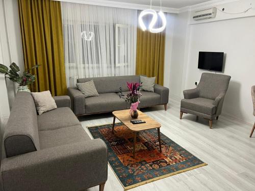 Sala de estar con 2 sofás y mesa de centro en Ege Palace, en Estambul