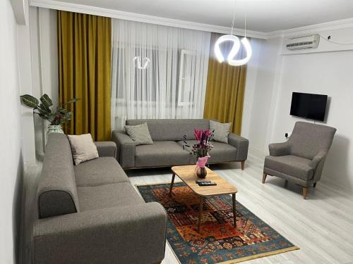 Sala de estar con 2 sofás y mesa en Ege Palace, en Estambul