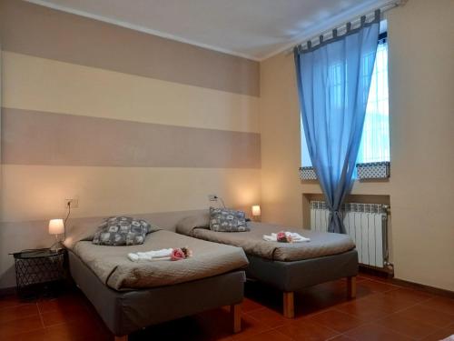 a living room with two beds and a window at Appartament 8 in Comezzano