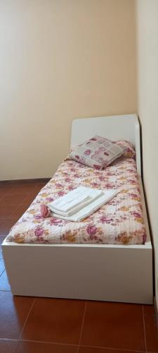 a bed with plates and utensils on it at Appartamento 8 in Comezzano
