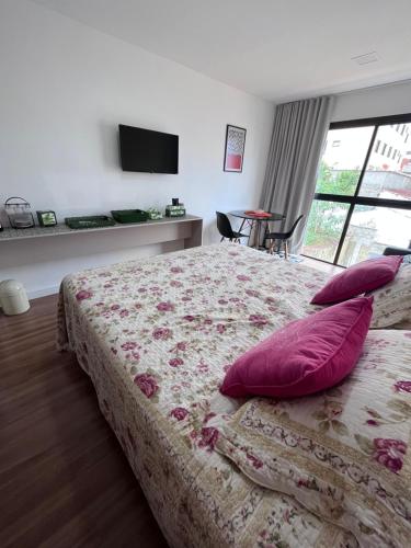 - une chambre avec un lit et 2 oreillers dans l'établissement Studio GO Poços, à Poços de Caldas