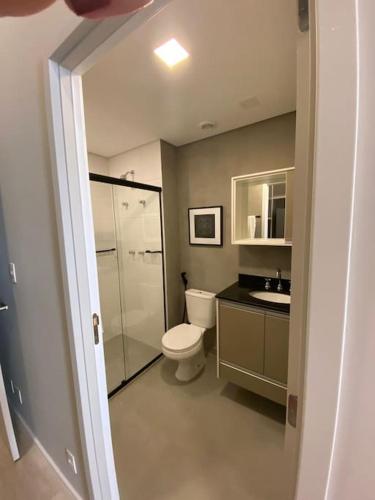 a bathroom with a toilet and a shower and a sink at Belíssimo Studio Perdizes in São Paulo
