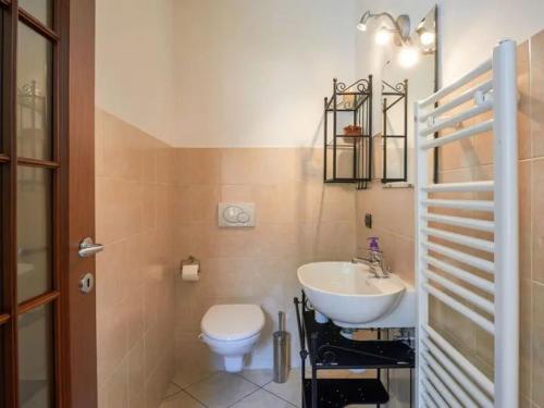 une salle de bain avec des toilettes blanches et un lavabo dans l'établissement Casa Alex, à Pianello Del Lario