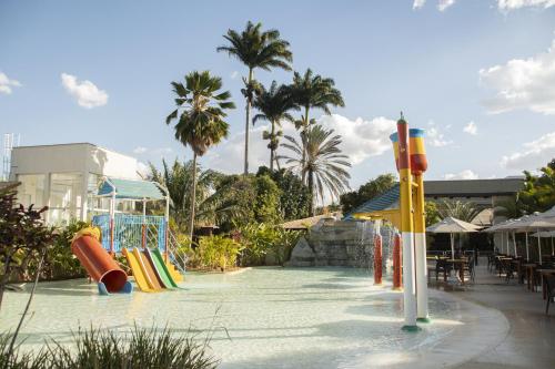 Hotel Chale Lagoa Dos Ingas في Martins: مسبح مع حديقة مائية مع زحليقة
