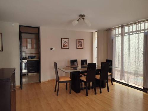 - une cuisine et une salle à manger avec une table et des chaises dans l'établissement Casa moderna con cochera en San Isidro Trujillo, à Trujillo