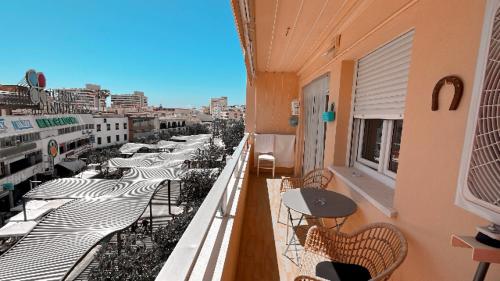 - Balcón con sillas y mesa en un edificio en Precioso dormitorio en el centro de Torremolinos, en Torremolinos