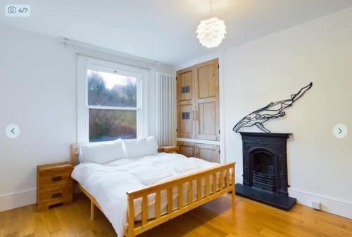 een slaapkamer met een bed en een open haard bij 2 Bedroom Brighton Apartment with Sea View in Brighton & Hove