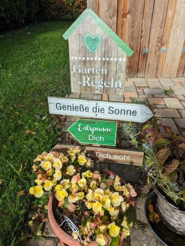 a sign that says garden revision and a potted plant at Idyll im Land der 1000 Seen in Liessow