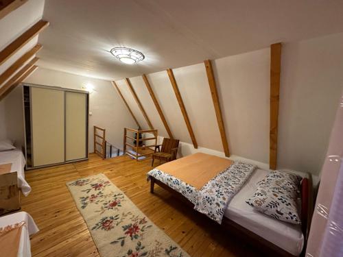 ein kleines Schlafzimmer mit einem Bett und einem Teppich in der Unterkunft Vikendica Krčmarice in Banja Luka