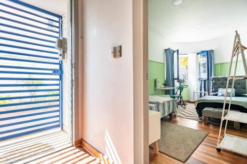 Habitaciones privadas en Ñuñoa في سانتياغو: غرفة معيشة مع نافذة وغرفة نوم