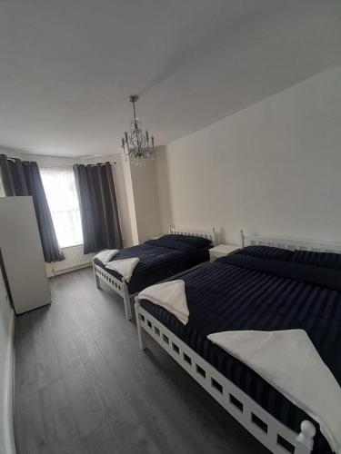 Ένα ή περισσότερα κρεβάτια σε δωμάτιο στο RAYAN'S LODGE STRATFORD