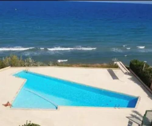 une piscine avec l'océan en arrière-plan dans l'établissement Casa Virginia, à Santa-Lucia-di-Moriani